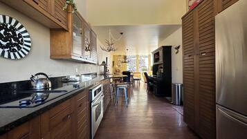 Refrigerador, microondas, horno, placa de cocina