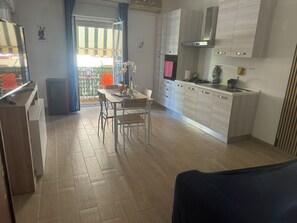 Frigorífico, horno, placa de cocina y utensilios de cocina