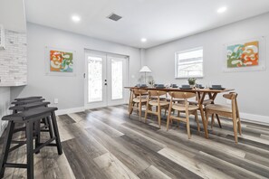 Dining - Luxury 9 Bedroom Retreat - Heated Pool & Hot Tub (Tampa)