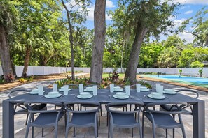 Outdoor dining - Luxury 9 Bedroom Retreat - Heated Pool & Hot Tub (Tampa)