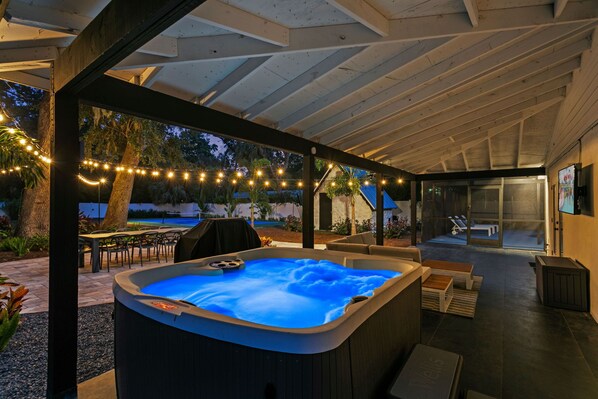 Terrace/patio - Luxury 9 Bedroom Retreat - Heated Pool & Hot Tub (Tampa)