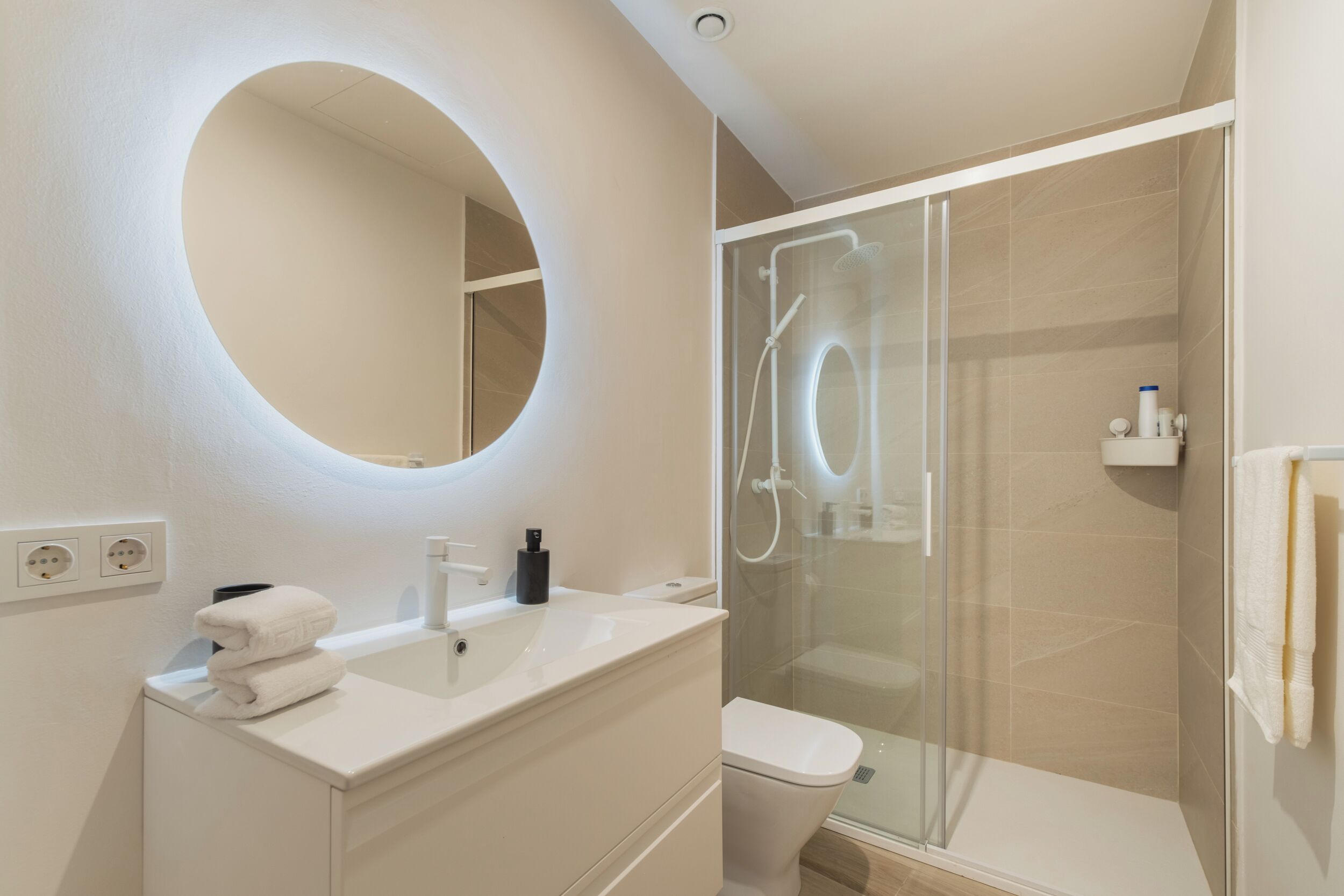 Apartment, 1 Schlafzimmer | Badezimmer | Dusche, kostenlose Toilettenartikel, Handtücher, Seife