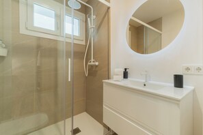 Duplex, 2 Bedrooms | Bathroom | Shower, free toiletries, towels, soap - Urania Cádiz Apartments by Soho Boutique (Cádiz)