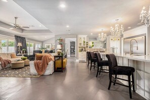 Smart TV - SPEND YOUR SPRING BREAK IN A HOT TUB/HEATED POOL on the ISLAND! (Galveston)