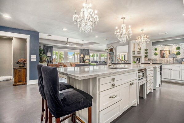 Interior - SPEND YOUR SPRING BREAK IN A HOT TUB/HEATED POOL on the ISLAND! (Galveston)