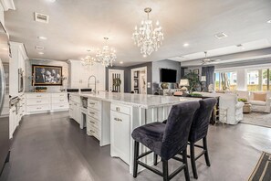 Interior - SPEND YOUR SPRING BREAK IN A HOT TUB/HEATED POOL on the ISLAND! (Galveston)