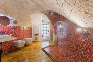 Appartement | Salle de bain | Baignoire à jets, douche à « effet pluie »
