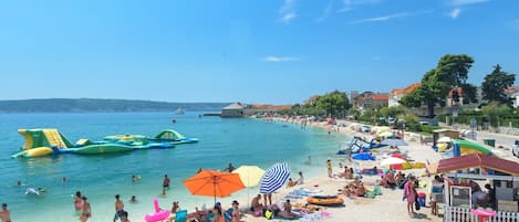 På stranden, 5 strandbarer och segling