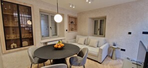 Biệt thự Deluxe, phòng tắm riêng, quang cảnh biển | Khu phòng khách | Sàn nhà có sưởi, văn phòng 