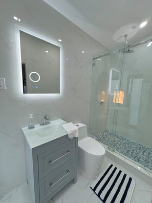 Dusche, Haartrockner, Handtücher, Seife