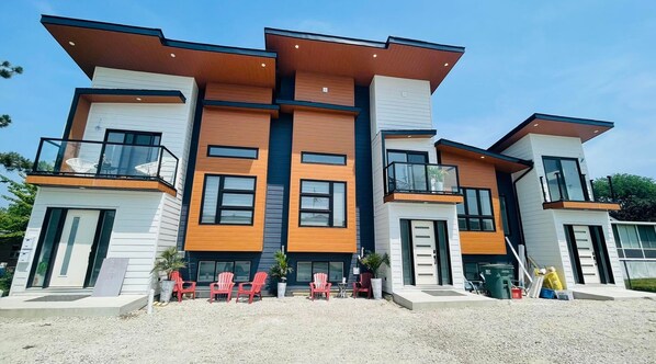 Exterior - New 10-18ft Ceilings Townhome-3 bed with 3 Ensuite Baths (Windsor)
