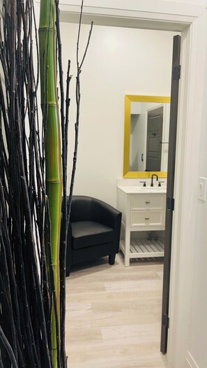 Interior - New 10-18ft Ceilings Townhome-3 bed with 3 Ensuite Baths (Windsor)