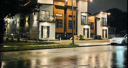 New 10-18ft Ceilings Townhome-3 bed with 3 Ensuite Baths
