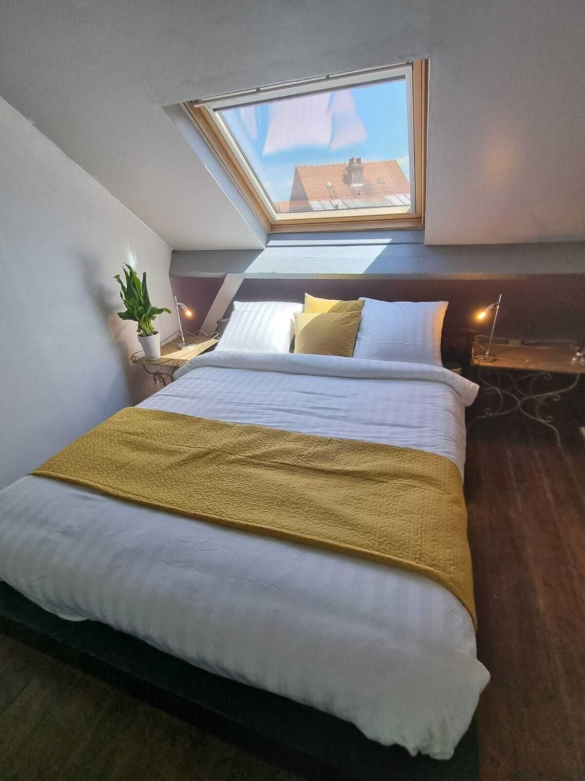 2 chambres, bureau, fer et planche à repasser, lit parapluie