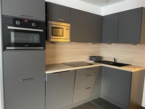 Kühlschrank, Mikrowelle, Ofen, Geschirrspüler