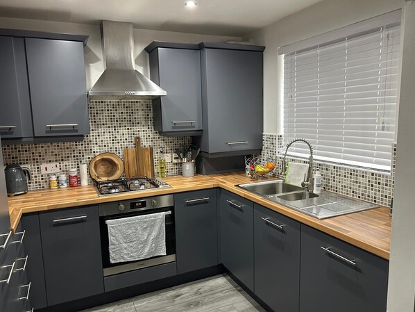 Rumah | Dapur pribadi | Lemari es, microwave, mesin pencuci piring, dan ketel listrik