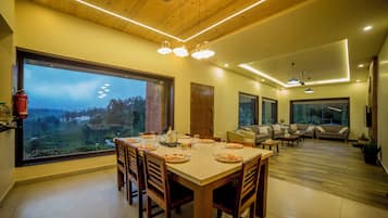 Villa | In-room dining