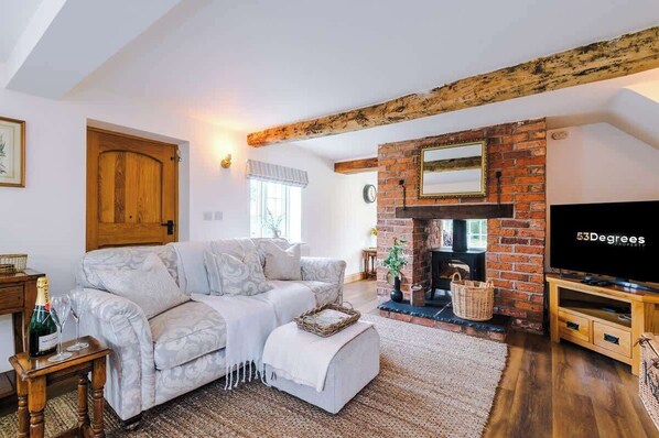 TV, fireplace, offices - Stunning Cottage, Ideal for Family Getaways! (Audlem)