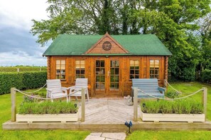 Exterior - Stunning Cottage, Ideal for Family Getaways! (Audlem)