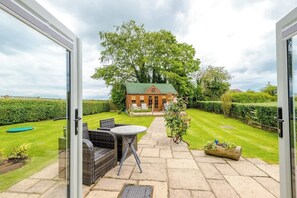 Outdoor dining - Stunning Cottage, Ideal for Family Getaways! (Audlem)