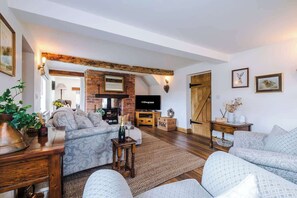 TV, fireplace, offices - Stunning Cottage, Ideal for Family Getaways! (Audlem)