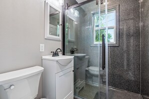Dusche, Haartrockner, Handtücher, Seife