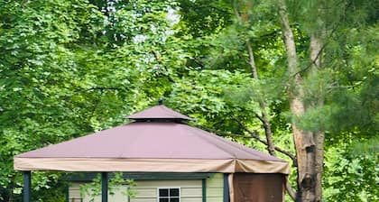 "The Hideaway 1" Charming 2-bedroom house with WiFi, AC in fabulous Farmington