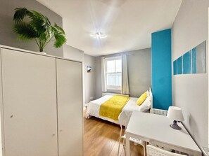 2 bedrooms, desk, iron/ironing board, WiFi - Euston Guest House (a) (London)