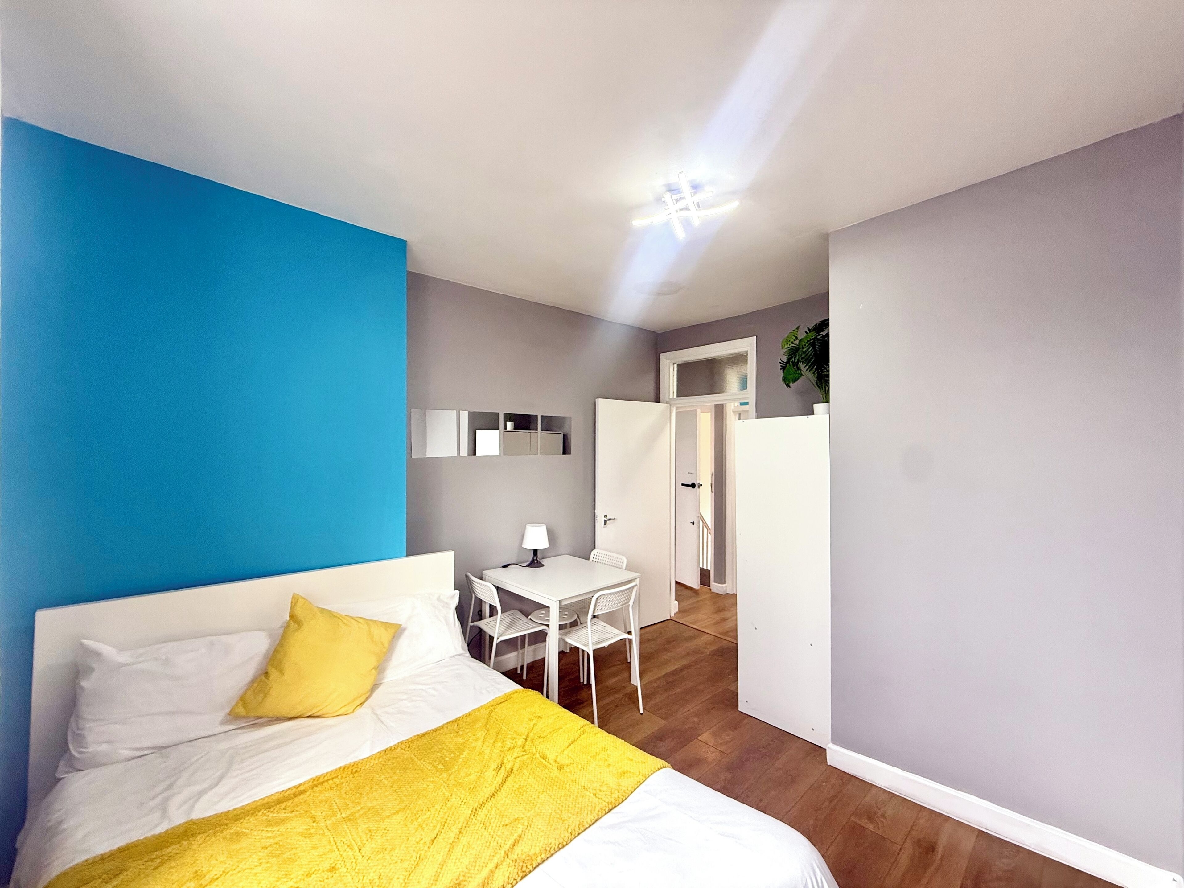 2 soverom, skrivebord, strykejern/-brett og wi-fi