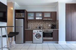 Frigorífico, microondas, horno y placa de cocina