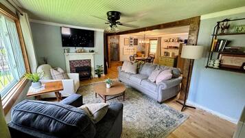 TV connectée, cheminée, livres