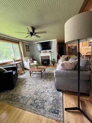 Smart-TV, peis og bøker