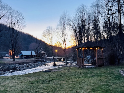 Charming 1940s Cottage 
Updated-Creek Front-Fire Pit