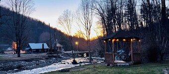 Charming 1940s Cottage 
Updated-Creek Front-Fire Pit