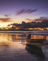 Na praia, areia preta 