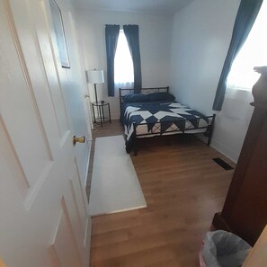 3 habitaciones, tabla de planchar con plancha, wifi y ropa de cama 