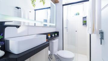 Appartement | Badkamer | Een douche, gratis toiletartikelen, een haardroger, handdoeken