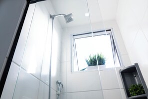 Ducha, artículos de tocador gratuitos, secador de pelo, toallas