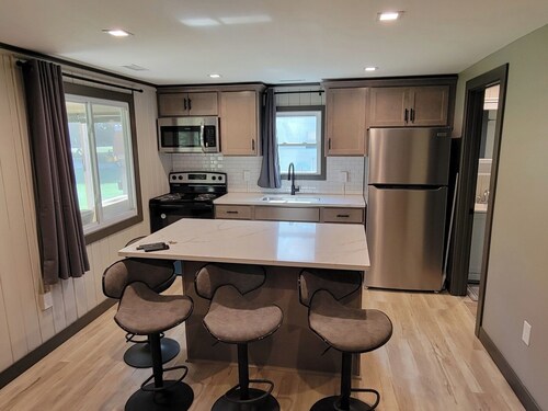 Cozy 2-bedroom cabin with WiFi, AC, garage, sleeps 6 in Saint Helen 222