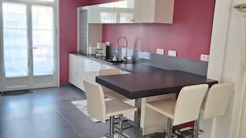 Een koelkast, een microgolfoven, een oven, een kookplaat