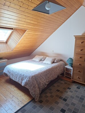3 bedrooms, iron/ironing board, free WiFi, bed sheets