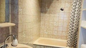 A bathroom with a sink, toilet, and bathtub. - Quartier 2 - Ferienwohnung Zentral Gelegen (Bremerhaven)