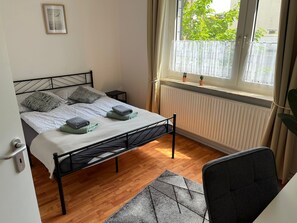 1 soveværelse, skrivebord, strygejern/strygebræt, weekendseng