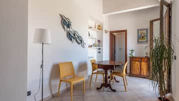 Apartamento, vista para a cidade | Sala de jantar