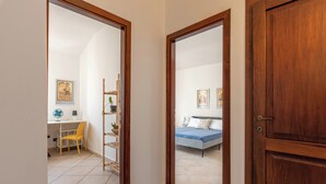Een kamer met een bed, een bureau en een stoel.