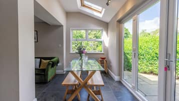 Televisión LED, Netflix, mesa de ping pong, libros