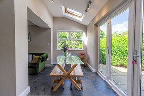 41 inci televisyen LED dengan digital, Netflix, meja ping pong