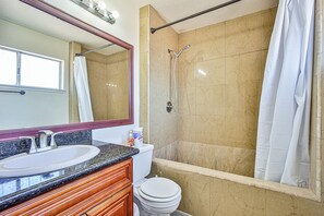 Séchoir à cheveux, serviettes fournies, savon, shampooing