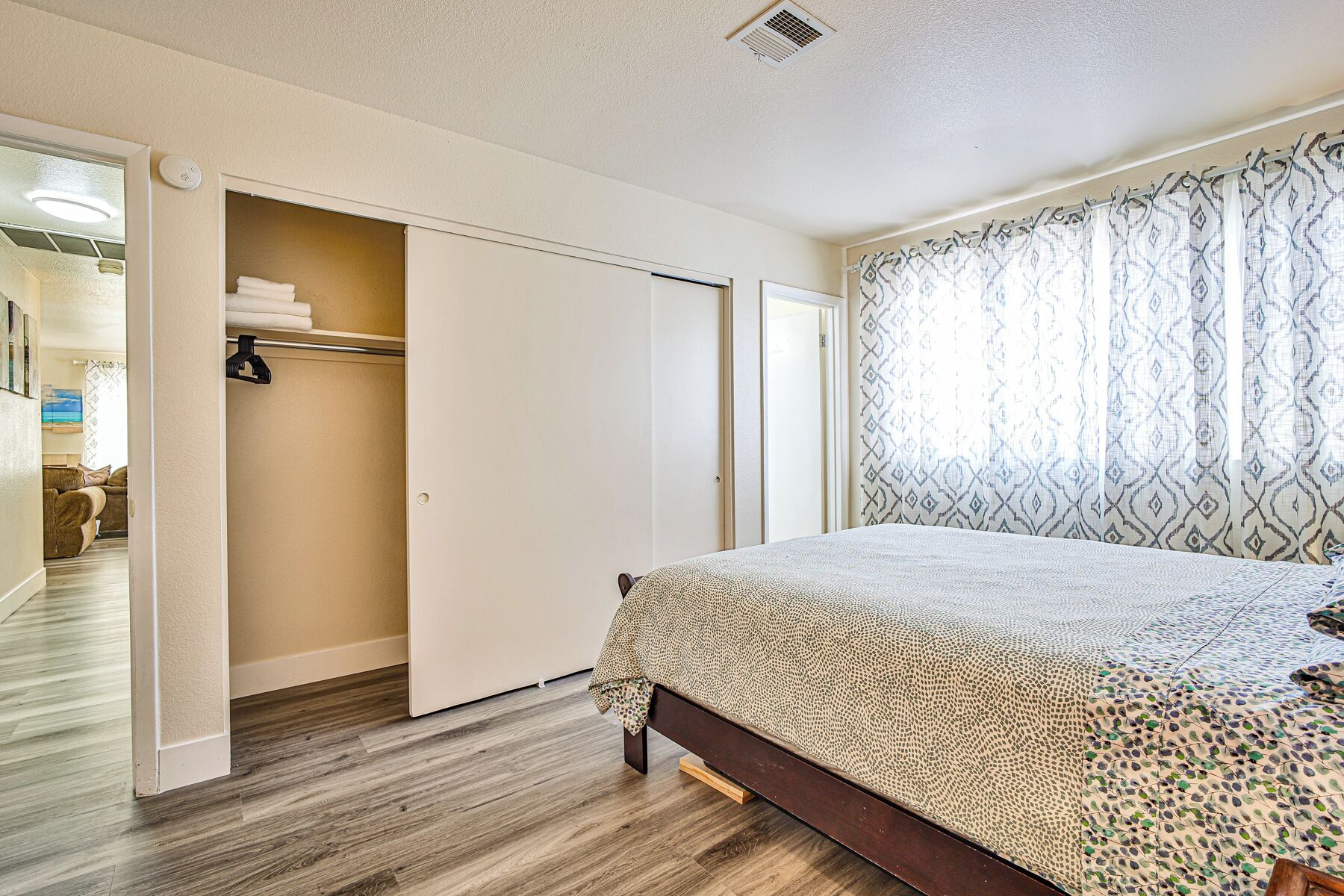 3 عدّة غرف نوم ومكواة/لوح كي وواي فاي وملاءات أسرّة