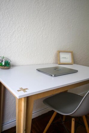 Desk, soundproofing, free WiFi - CURIOCITY Kloof Street (Cape Town)